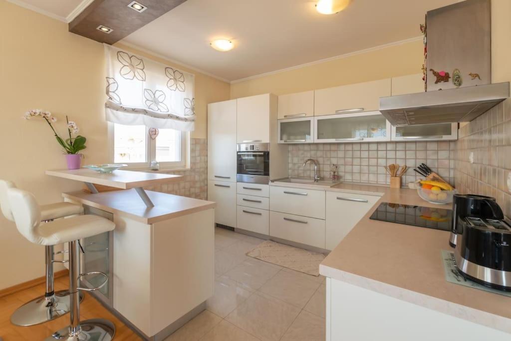 Sea View- Spacious Apartment With Shared Pool 스플리트 외부 사진