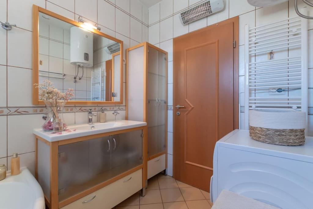 Sea View- Spacious Apartment With Shared Pool 스플리트 외부 사진