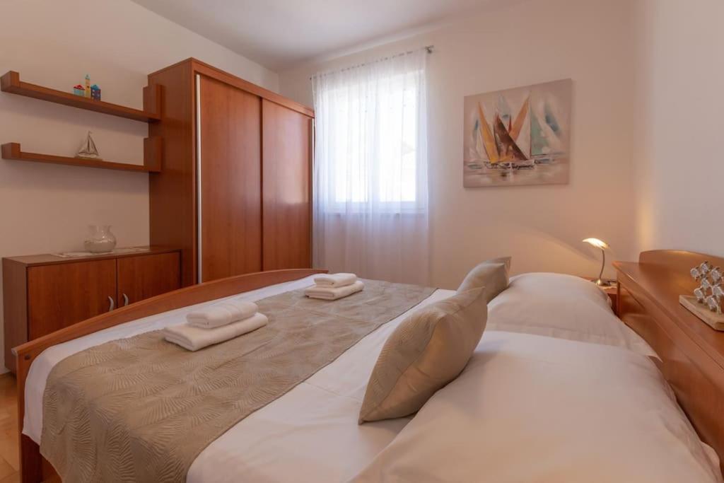 Sea View- Spacious Apartment With Shared Pool 스플리트 외부 사진