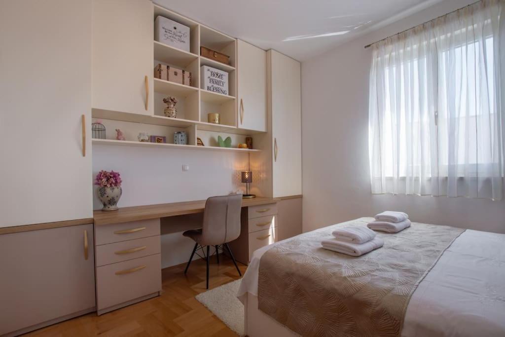 Sea View- Spacious Apartment With Shared Pool 스플리트 외부 사진