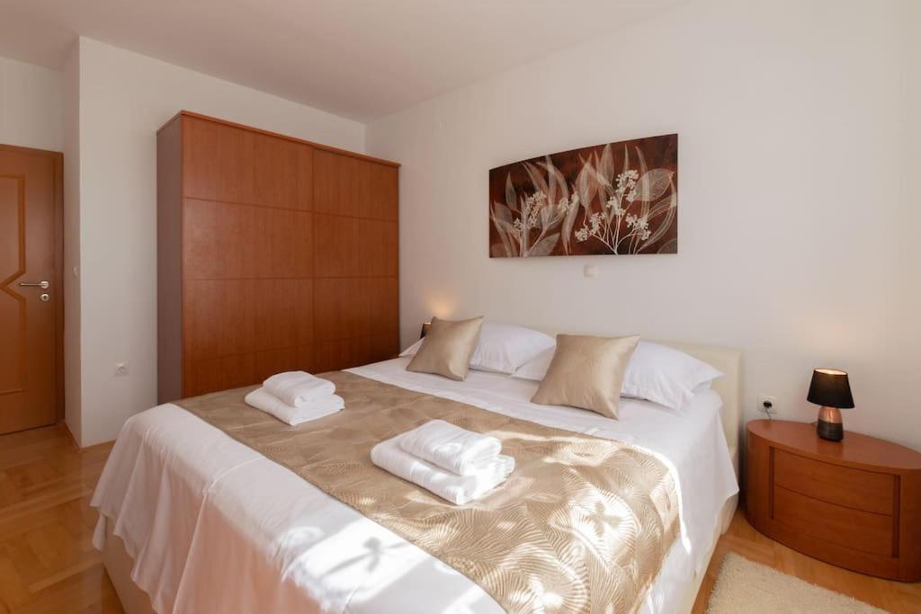 Sea View- Spacious Apartment With Shared Pool 스플리트 외부 사진